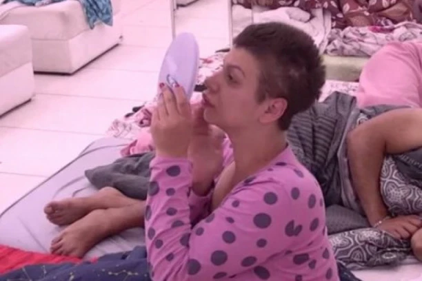 MIKSI REŠILA DA SE SREDI OD RANOG JUTRA, ZABORAVILA SAMO DA SE UMIJE: Kulićeva otvorila oči, pa dohvatila neseser pun šminke!