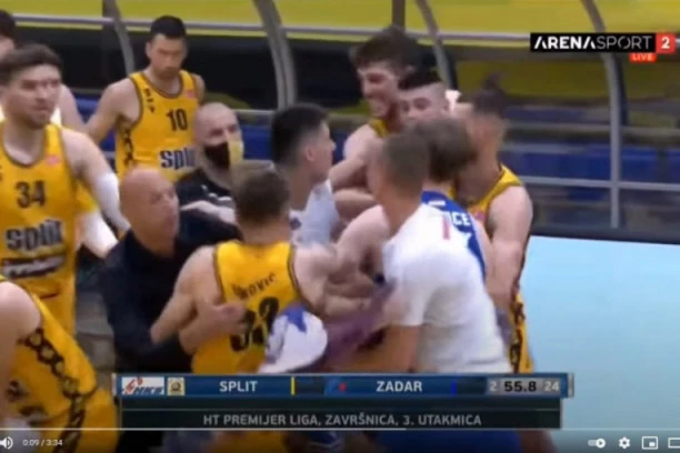 (VIDEO) TUČA U SPLITU: Gomila Hrvata se zaletela na dvojicu Srba