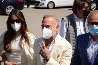 (FOTO) ITALIJANSKI MILIONER PRIMIO DRUGU DOZU VAKCINE U BEOGRADU: Kamere sve zabeležile!