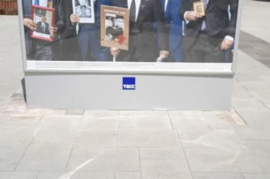 PREDSEDNIK SRBIJE U DRUŠTVU SVETSKIH DRŽAVNIKA: Vučić na bilbordu u centru Moskve!