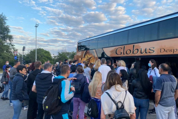 PALMA ODVEO LEKARE U GRČKU: 600 članova delegacije stiglo u Paraliju, PUT PLATILI DONATORI