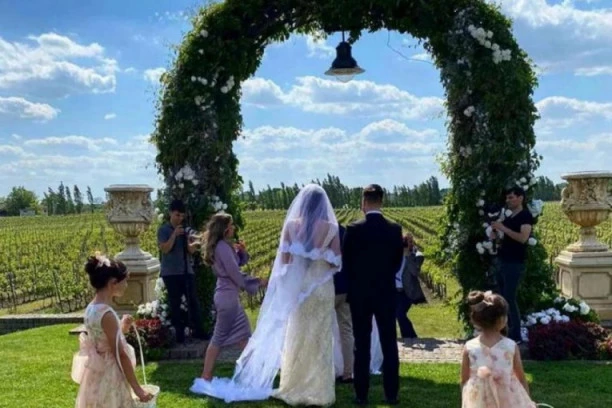 (FOTO) VENČANJE NASRED LIVADE: Pogledajte kako izgleda intimna ceremonija ŠABANOVOG unuka!