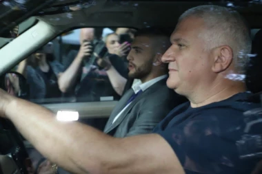 (VIDEO) PRVA FOTOGRAFIJA MALOG ŽELJKA! Slavljenik stigao sa tatom VELJKOM na svoju gala proslavu u LUKSUZNOM restoranu!