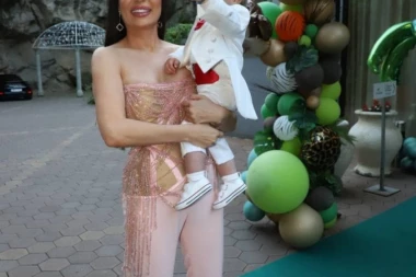 (FOTO) CECA SA ŽELJKOM U NARUČJU POZDRAVILA NOVINARE: Pevačica u nikad lepšem izdanju, a SLAVLJENIK U NEODOLJIVOM SMOKINGU!