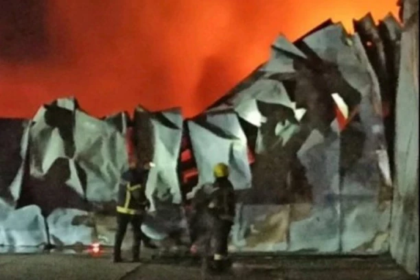 DRAMA U NIŠU! Veliki požar, gore magacini, sve vatrogasne ekipe na terenu! (FOTO)
