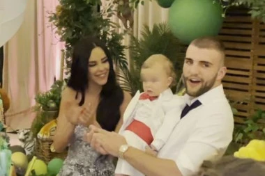 EKSKLUZIVNI SNIMAK IZ RESTORANA: Željko duva svećice, a Bogdana i Veljko PRESREĆNI!