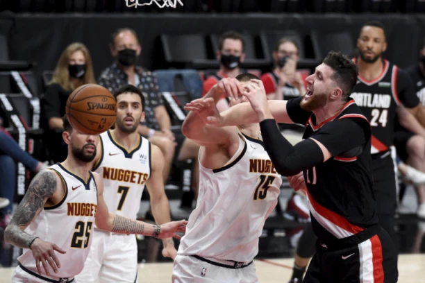 (VIDEO) OBRUKAO GA ZA SVA VREMENA: Jokić PONIZIO Nurkića, vrteo ga kao amatera!