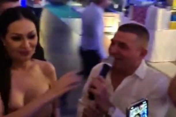 (VIDEO) CECA U DUETU SA BAJOM MALIM KNINDŽOM: Ražnatovićka mu otela mikrofon pa zepevala Veljku na uvce!