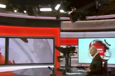 (FOTO) SKANDAL NA TELEVIZIJI! Voditelj čitao vesti bez pantalona, ceo SVET u ŠOKU!