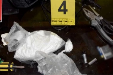 (FOTO) U BEOGRADU PALA ČETIRI DILERA: Jedan ukeban sa novcem i drogom, pa kolima krenuo na policajce