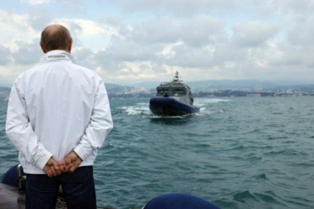 FOTOGRAFIJA PUTINA DOK ČEKA LUKAŠENKA NA OBALI BACILA ZAPAD U DUBOKO RAZMIŠLJANJE! Pitaju se šta mu jedno znači!