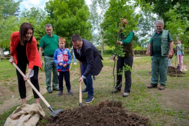 IRENA VUJOVIĆ I BRANKO RUŽIĆ SA ĐACIMA U OBEDSKOJ BARI! Sadili hrastove!