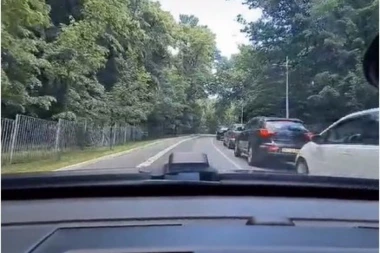 (VIDEO) BAHATO! Novi snimak NASILNIČKE VOŽNJE šokirao građane: Nije mogao da sačeka u koloni, pa se ZALETEO U SUPROTNU TRAKU