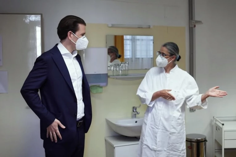 POGLEDAJTE KAKO JE KURC PRIMIO VAKCINU! Austrijski kancelar se odlučio za cepivo koje je izazvalo brojne kontroverze!