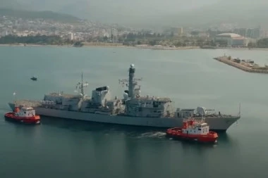 (VIDEO) MOĆNI NATO BROD UPLOVIO U CRNU GORU I IZAZVAO BROJNE REAKCIJE! Fregata ima posebnu misiju iza koje stoji i kraljica Elizabeta II