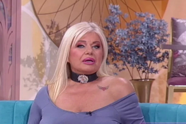 (FOTO) NISAM UMRLA, RADE MI REANIMACIJU: Zorana Pavić leži iznemogla, SVI HITNO PRITRČALI U POMOĆ!