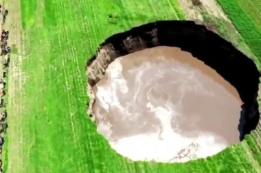 (VIDEO) PRETI DA PROGUTA KUĆU: Na polju se otvorila OGROMNA rupa, stanovništvo upozoreno da se ne približava!