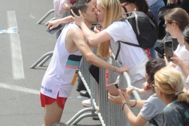 POBEDIO I ODMAH DEVOJCI U NARUČJE: Rumun trijumfovao na Beogradskom maratonu