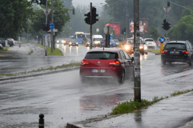 HITNO UPOZORENJE RHMZ: Ledena kiša i danas, u ovim delovima Srbije tlo će se ZALEDITI!