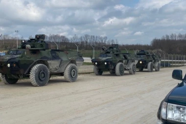 (FOTO, VIDEO) AMERIKANCI ZAKUVAVAJU ČORBU NA KiM! Opasno opremaju Šiptare: Poklonili im oklopna vozila otporna na mine