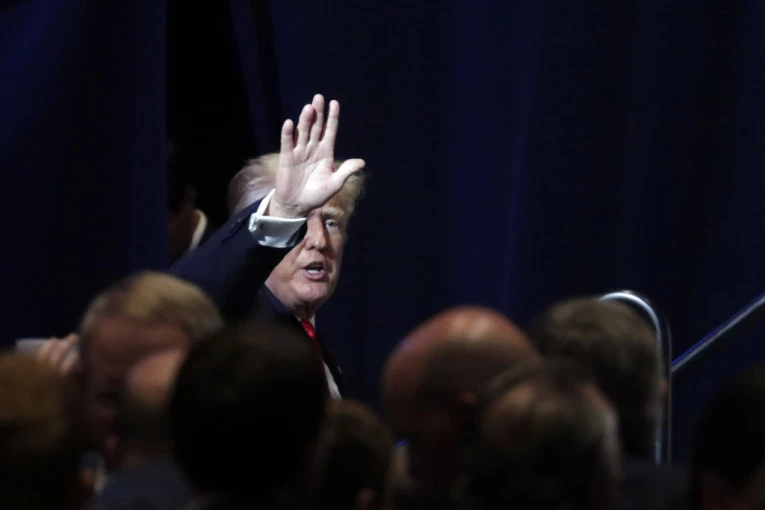 TRAMPA NAPALI DA JE OBUKAO PANTALONE NAOPAKO?! Ovaj snimak sa nastupa bivšeg predsednika Amerike BACIO JE SVET U TRANS!