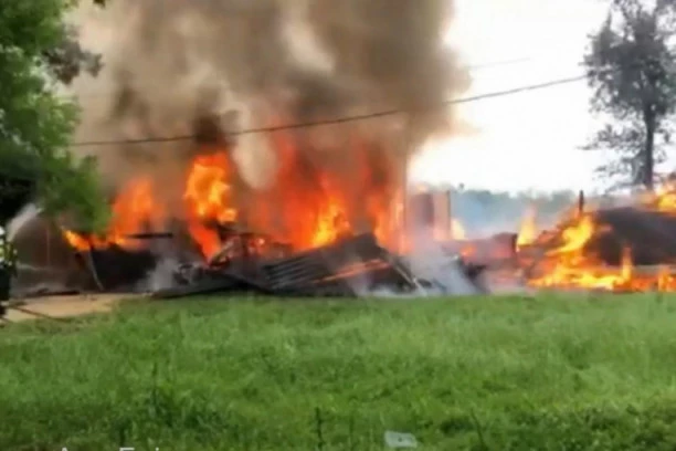 VATRENA STIHIJA PROGUTALA DVE KUĆE: Lokalizovan požar na Adi Bojani, vatrogasci spasili jedan objekat