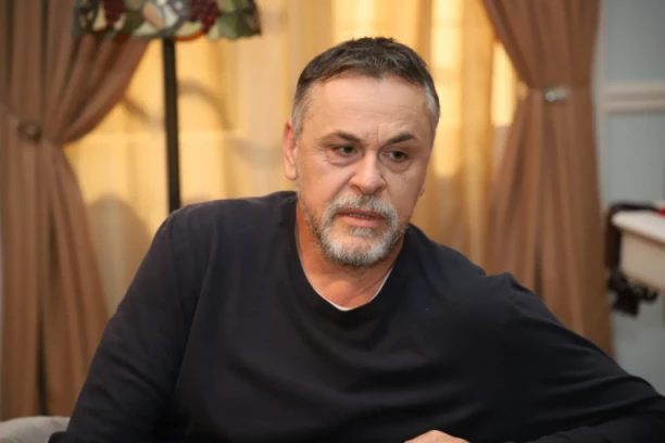 BRANIMIR POPOVIĆ JE U BRAKU SA 21 GODINU MLAĐOM GLUMICOM SA KOJOM IMA ĆERKU: Bio joj je profesor na fakultetu i venčali se u tajnosti! (FOTO)