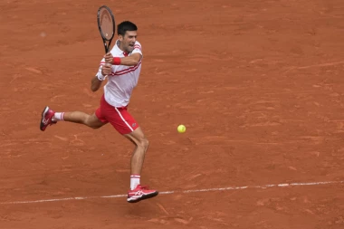 OVO MOŽE SAMO NOVAK: Đoković izgubio dva seta, krvario, pa naterao rivala na KUKAVIČKI POTEZ za četvrtfinale Rolan Garosa!