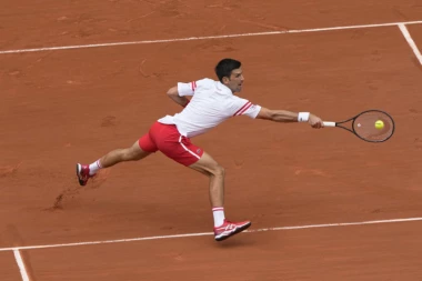 (VIDEO) NOVAK KAO FENIKS: Pao, vratio loptu i POSTIGAO POEN!