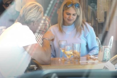 SLAVNI GLUMAC VERIO 40 GODINA MLAĐU DEVOJKU KOJA NEODOLJIVA PODSEĆA NA NJEGOVU ĆERKU: Osude od strane javnosti ne prestaju!