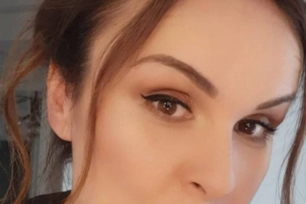 (FOTO) GLUMICE MIĆALOVIĆ SU JEDNE OD NAJZAPAŽENIJIH NA DOMAĆOJ SCENI, A EVO KAKO IZGLEDA NJIHOVA TREĆA SESTRA: Krije se od javnosti, a najveća im je podrška!