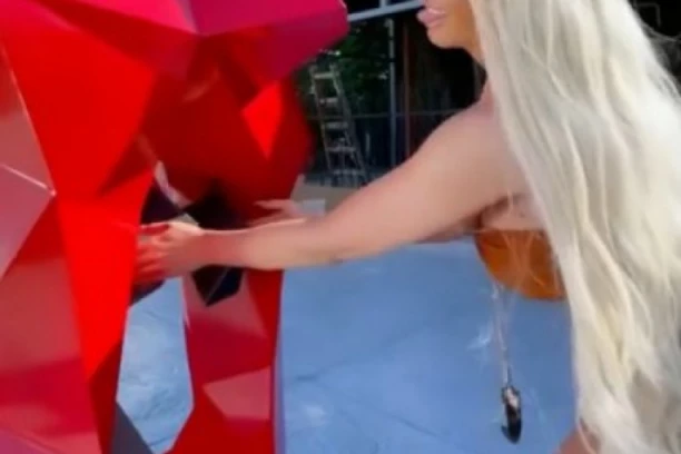 (VIDEO) KARLEUŠA GA ŠČEPALA DOLE, PA PROTRLJALA! Zgadila javnost, pa se još i hvali: Ovo je za sreću!