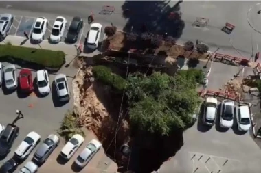 (FOTO, VIDEO) DŽINOVSKA RUPA GUTA AUTOMOBILE! Još se ne zna ima li povređenih!