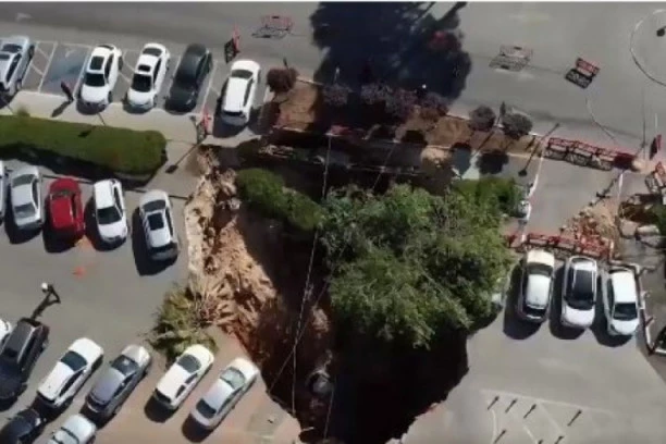 (FOTO, VIDEO) DŽINOVSKA RUPA GUTA AUTOMOBILE! Još se ne zna ima li povređenih!