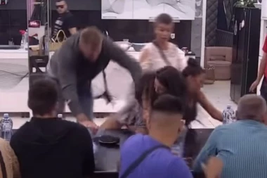 (VIDEO) PREKINUTA EMISIJA ZBOG SKANDALA: Janjuš nasrnuo na Maju, pa je UDARIO FLAŠOM!