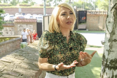 IŠAMARAJ GA I OSTAVI: Svekrva Jovane Jeremić ne dozvoljava voditeljki da pređe preko ŠVALERACIJE MUŽA!