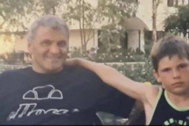 (FOTO) DEČAKA SA SLIKE SU POVEZIVALI SA CECOM: Iz PALČIĆA je izrastao u DŽINA i VELIKOG ZAVODNIKA!