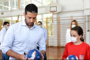 MINISTAR UDOVIČIĆ SA RUKOMETNIM ŠAMPIONKAMA: Uvek možete računati na našu pomoć i podršku!