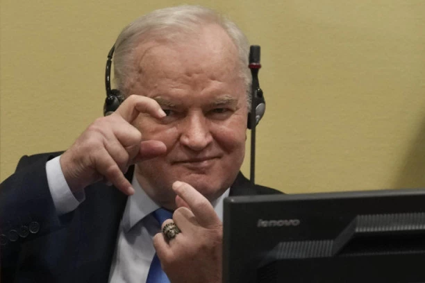 GENERALU MLADIĆU U HAGU NISU DOZVOLILI DA UNICIMA POŠALJE ČUVENI PRSTEN! Dobio ga od jednog vojnika i nosi posebnu simboliku!