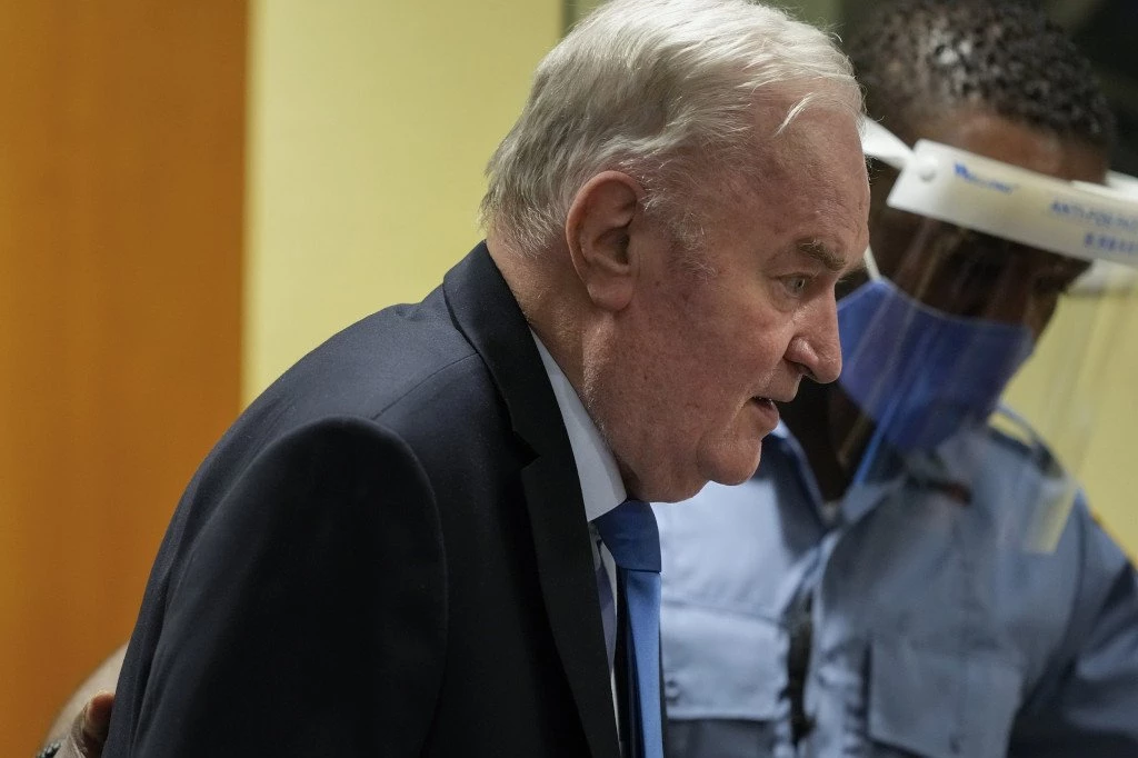 "ČUDO KAKO JE UOPŠTE ŽIV!" Ratko Mladić u užasnom stanju, oglasio se njegov sin: Više ne može ni glavu da drži uspravno, dovoze ga kolicima!