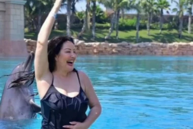 (FOTO) DRAGANA MIRKOVIĆ SE SKINULA U JEDNODELNI KUPAĆI I PORUČILA: Letnja sezona može da počne!