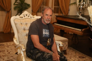 GLUMAC SE RAZVEO NAKON 15 DANA BRAKA! Ženio se ČETIRI puta, a skrasio kraj 30 godina mlađe devojke