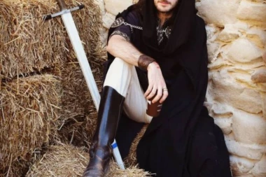 (FOTO) ON JE LUPIO MAKRONU ŠAMAR: Oblači se kao vitez iz Srednjeg veka, loži se na istorijske bitke, A JEDAN DETALJ JE POSEBNO ŠOKANTAN!