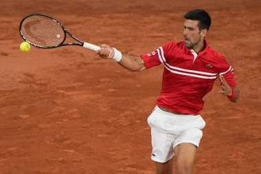 MOŽETE SAMO DA SE SLIKATE: Hrvat stao u odbranu Novaka i UDARIO na Rolan Garos!