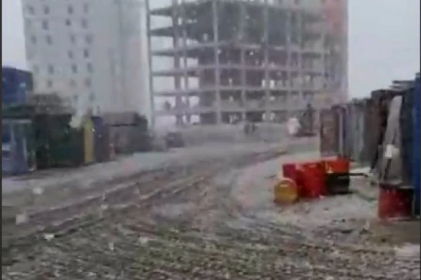 ZIMA USRED JUNA! Sneg u Novom Urengoju!