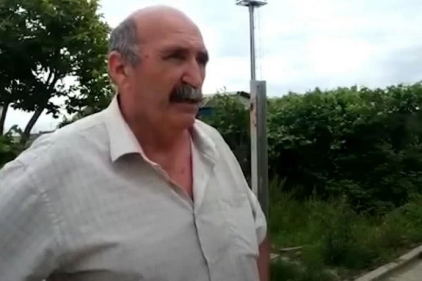 ČEKAO IH S PUŠKOM CELU NOĆ: Muškarac mecima zasuo izvršitelje, dvojicu ubio na mestu, pa stao pred kamere!