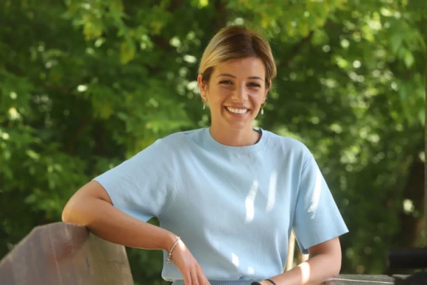 BILA JE GLAVNA VODITELJKA "PAROVA", A ONDA JE NESTALA: Evo kako danas izgleda Anđela Lakićević - više nije slatka plavuša! (FOTO)