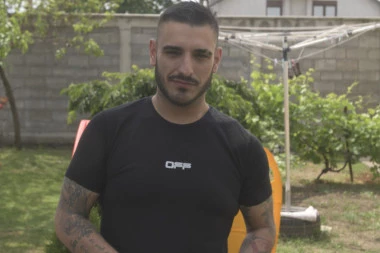 (FOTO) PEVAČ SMRŠAO 95 KILA, PA SE SKINUO: Darko Lazić na bazenu prvi put nakon nesreće!