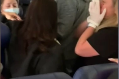 (UZNEMIRUJUĆI SNIMAK) IZUBIJALA STJUARDESU USRED AVIONA ZBOG MASKE! Izbila joj zube i unakazila lice!