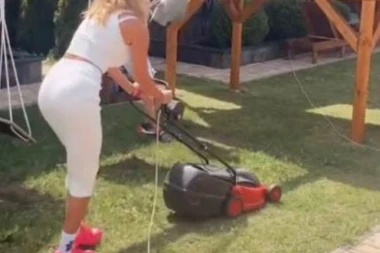 (FOTO) KOSILICU GURA SNEŽA, MUŠKARCIMA NESTALA RAVNOTEŽA: Borjanova se*si supruga obrađuje travnjak u PROVOKATIVNOM IZDANJU!